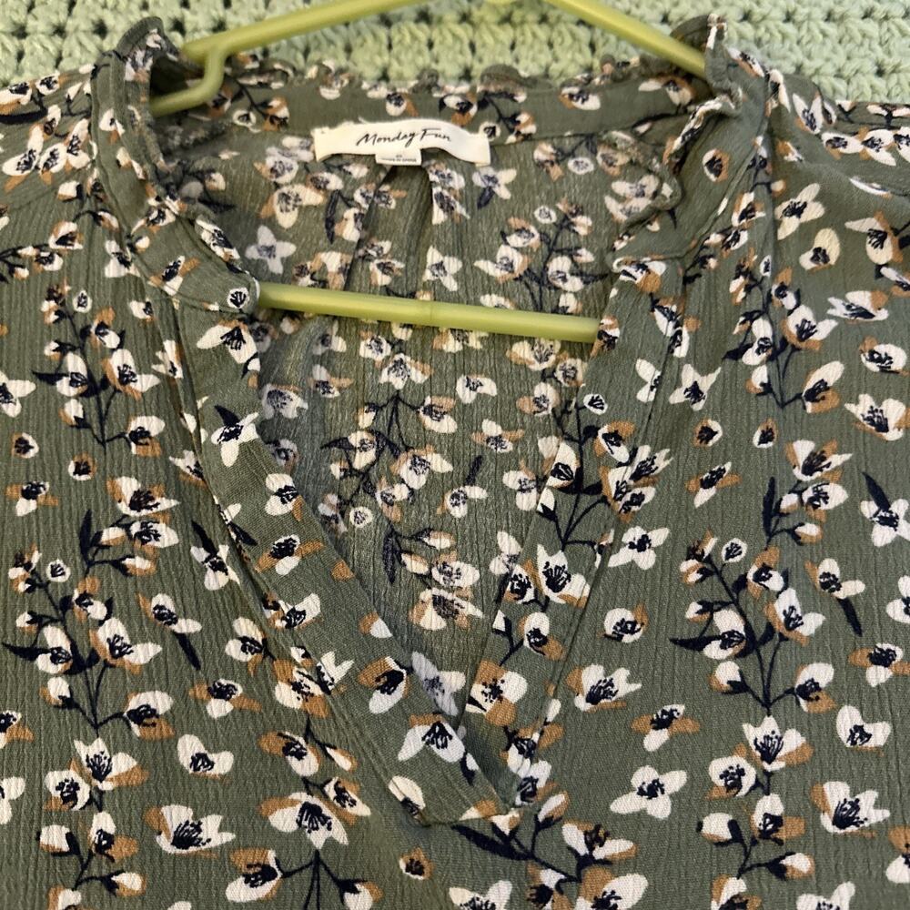 Monday Fun Green Floral Pleated Pullover 3/4 Sleeve V-Neck Blouse Size Small - Picture 5 of 16